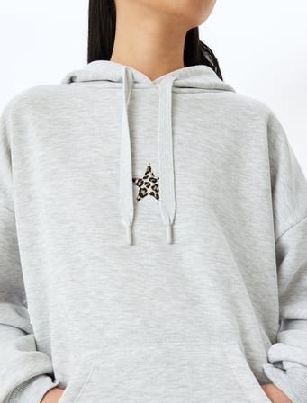Üç İplik Şardonlu Uzun Kollu Kapüşonlu Cep Detaylı Arkası Nakışlı Sweatshirt