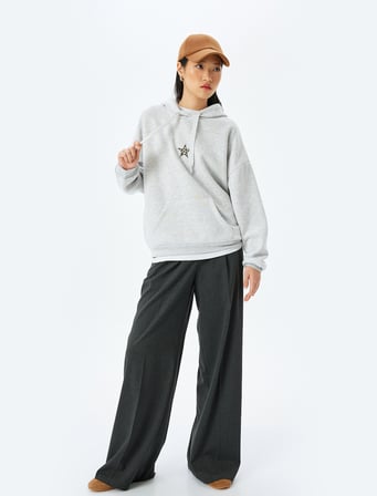 Üç İplik Şardonlu Uzun Kollu Kapüşonlu Cep Detaylı Arkası Nakışlı Sweatshirt
