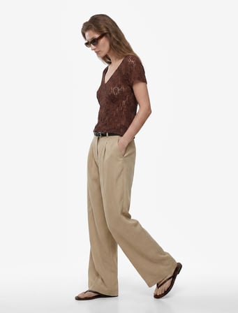 Slim Fit Yarı Transparan Kısa Kollu V Yaka Dantel Tişört
