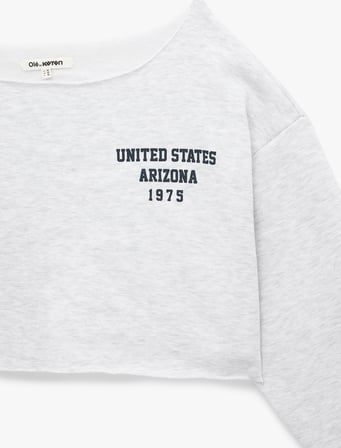 Rahat Kalıp Üç İplik Şardonlu Kayık Yaka Uzun Kollu Baskılı Crop Sweatshirt