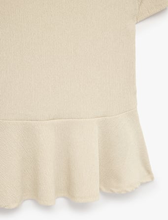 Bürümcük Kumaş Slim Fit Kısa Kollu Bisiklet Yaka Volanlı Peplum Kesim Tişört