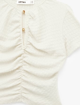 Bürümcük Kumaş Dokulu Slim Fit Kısa Kollu Pencere Detaylı Drapeli Bluz 