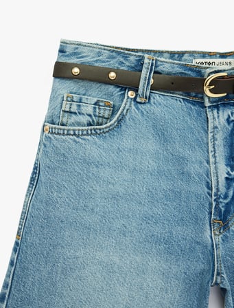 Pamuklu Kemer Detaylı Cepli Düğmeli Mini Denim Şort