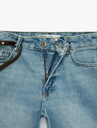 Pamuklu Kemer Detaylı Cepli Düğmeli Mini Denim Şort