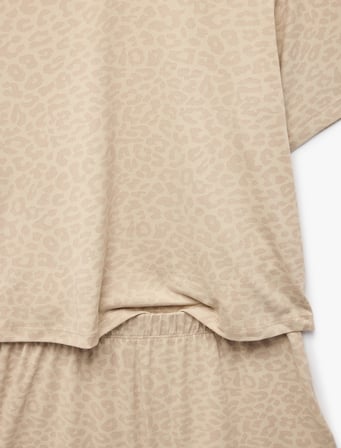 Rahat Kesim Leopar Desenli Kısa Kollu Şortlu Pijama Takımı