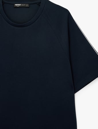 Bisiklet Yaka Viskon Karışımlı Scuba Kumaş Şerit Detaylı Kısa Reglan Kollu Oversize Tişört