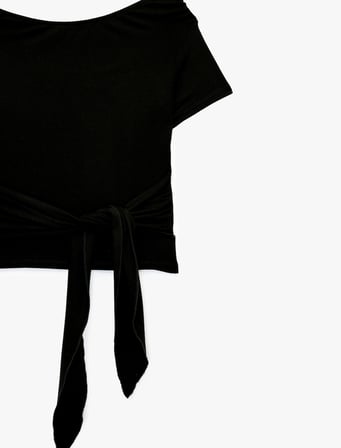 Likralı Viskon Kumaş Slim Fit Bağlama Detaylı Kayık Yaka Kısa Kollu Bluz