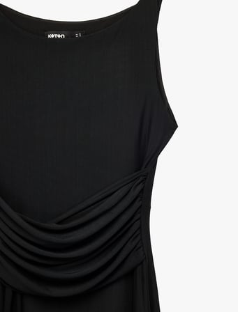 Slim Fit Asimetrik Drapeli Kayık Yuvarlak Yaka Kolsuz Midi Elbise