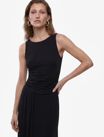 Slim Fit Asimetrik Drapeli Kayık Yuvarlak Yaka Kolsuz Midi Elbise