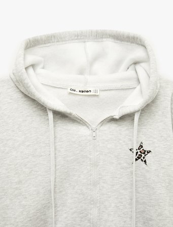 Şardonlu Uzun Kollu Kanguru Cepli Nakışlı Fermuarlı Kapüşonlu Sweatshirt