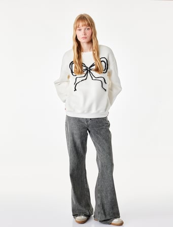 Üç İplik Şardonlu Fiyonk Nakışlı Bisiklet Yaka Uzun Kollu Sweatshirt