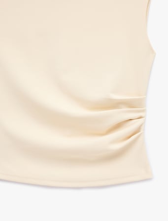 Krep Scuba Kumaş Slim Fit Bisiklet Yaka Kolsuz Drape Detaylı Bluz