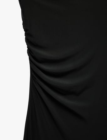 Slim Fit Fular Detaylı Asimetrik Kesim Askılı Tek Omuz Midi Tül Elbise