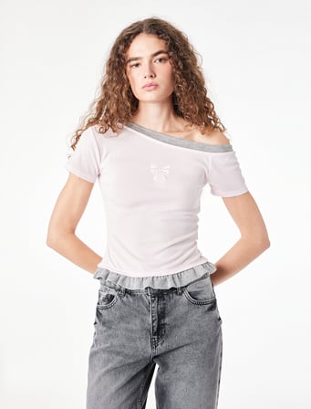Asimetrik Fiyonk Baskılı Slim Fit İkili Kayık Yaka Kısa Kollu Tişört