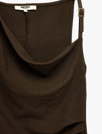 Aksesuarlı Drape Detaylı Kolsuz Asimetrik Degaje Yaka Bluz