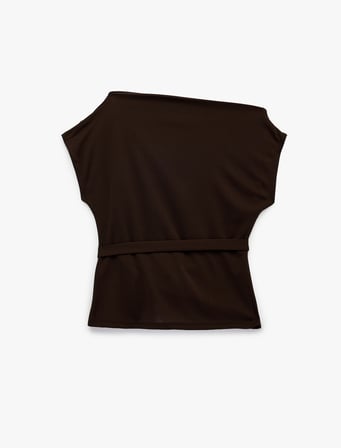 Slim Fit Metal Aksesuarlı Kemerli Asimetrik Degaje Yaka Kolsuz Krep Bluz