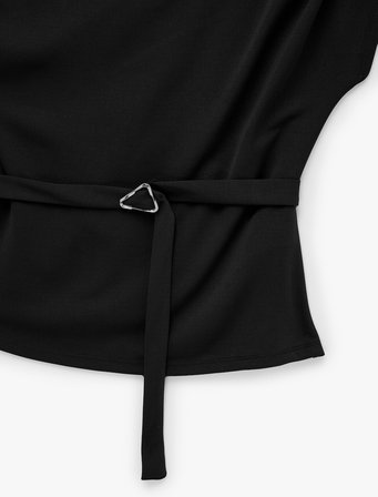 Slim Fit Metal Aksesuarlı Kemerli Asimetrik Degaje Yaka Kolsuz Krep Bluz