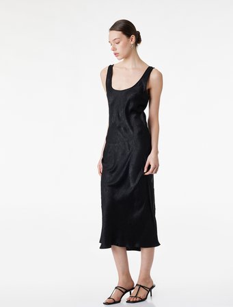 Slim Fit U Yaka Kalın Askılı Kloş Midi Boy Dokulu Saten Kloş Elbise