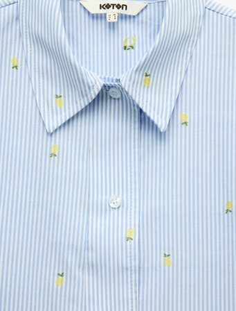 Koton X Sibil Çetinkaya - Kısa Kollu Limon İşleme Detaylı Çizgili Crop Poplin Gömlek