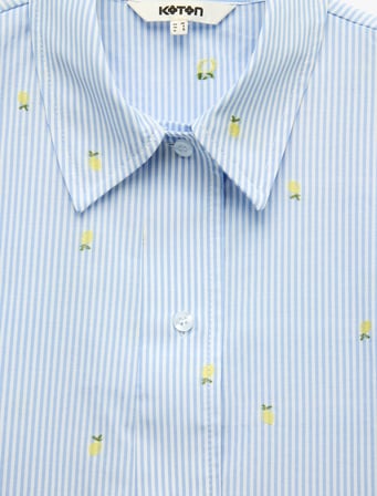 Koton X Sibil Çetinkaya - Kısa Kollu Limon İşleme Detaylı Çizgili Crop Poplin Gömlek