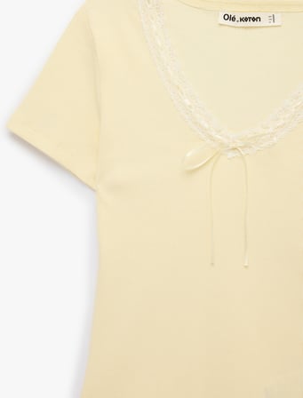 Slim Fit Kısa Kollu Dantel Detaylı Fiyonklu V Yaka Tişört