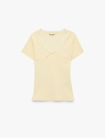 Slim Fit Kısa Kollu Dantel Detaylı Fiyonklu V Yaka Tişört