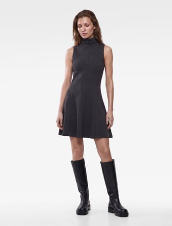 Dikiş Detaylı Slim Fit Kolsuz Dik Yaka Kloş Mini Elbise