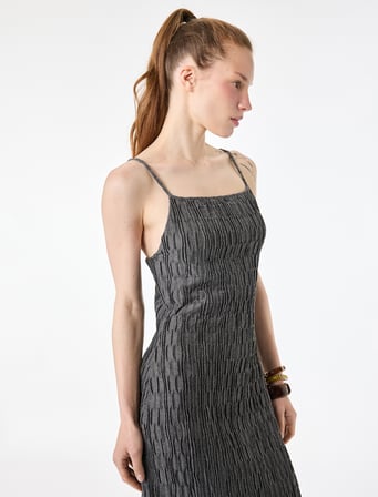 Bürümcük Kumaş Dokulu Yırtmaç Detaylı Kare Yaka Slim Fit Askılı Midi Elbise