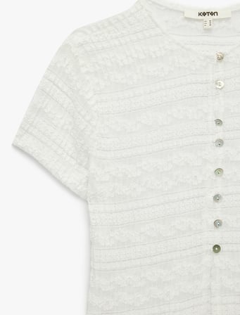Slim Fit Kısa Kollu Bisiklet Yaka Düğmeli Dantel Bluz
