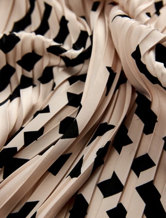 Geometrik Desenli Pileli Kare Saten Fular Bandana