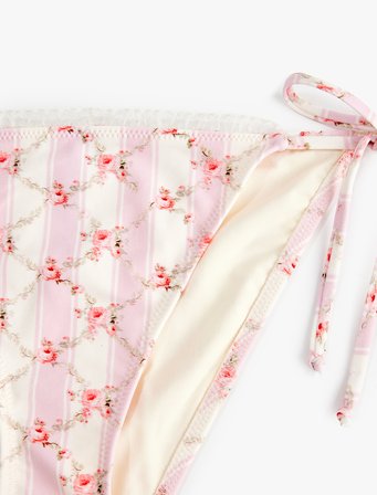 Koton X Sibil Çetinkaya - Yanları İpli Fiyonk Detaylı Çiçekli Bikini Alt