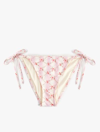Koton X Sibil Çetinkaya - Yanları İpli Fiyonk Detaylı Çiçekli Bikini Alt