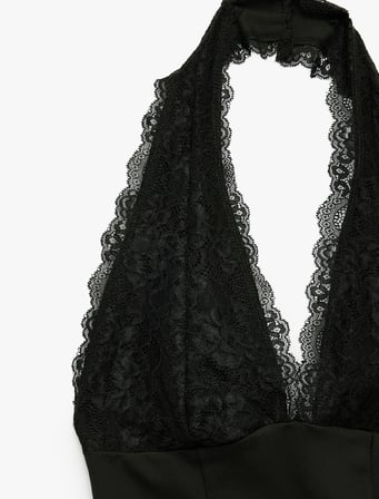Slim Fit Dantel Detaylı Kolsuz Halter Yaka Bluz