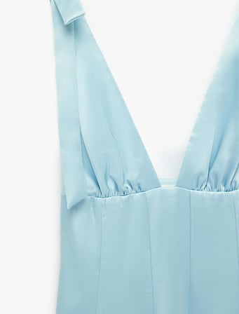 Koton X Sibil Çetinkaya - V Yaka Fiyonk Detaylı Kolsuz Volanlı Mini Saten Elbise