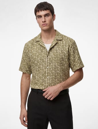 Regular Fit Düğmeli Kısa Kollu Dokulu Devrik Yaka Batik Desenli Gömlek