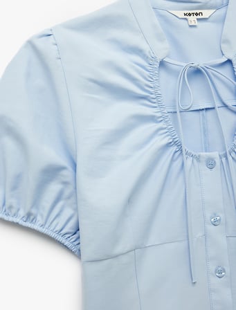 Koton X Sibil Çetinkaya - Pamuklu Slim Fit Kısa Kollu Büzgülü Yaka Poplin Gömlek