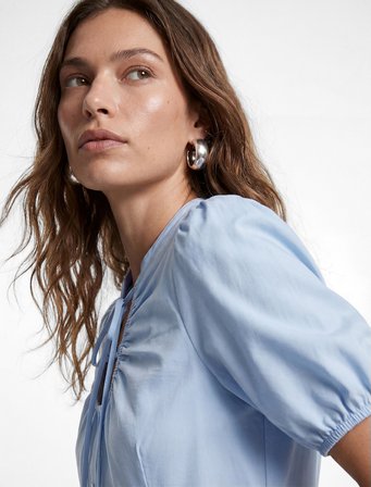 Koton X Sibil Çetinkaya - Pamuklu Slim Fit Kısa Kollu Büzgülü Yaka Poplin Gömlek