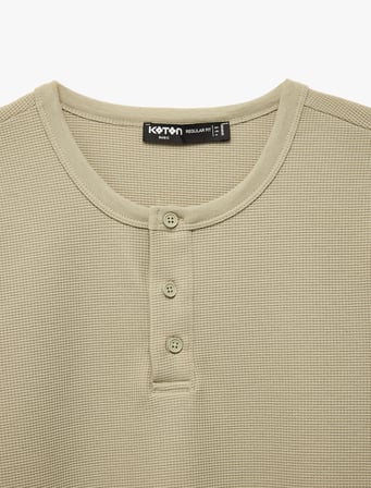Regular Fit Waffle Dokulu Kısa Kollu Düğmeli Henley Yaka Tişört