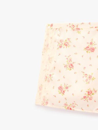 Beli Lastikli Rahat Kalıp Çiçek Desenli Saten Şort Pijama Altı