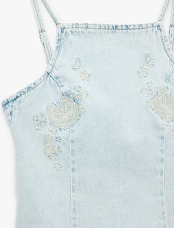 Kare Yaka Nakışlı Sırt Detaylı Kolsuz Denim Bluz