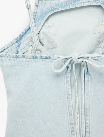 Kare Yaka Nakışlı Sırt Detaylı Kolsuz Denim Bluz