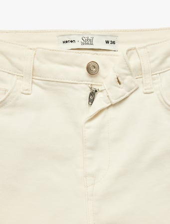 Koton X Sibil Çetinkaya - Pamuklu Düğmeli Cepli Slim Fit Kapri Pantolon