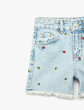 Çiçekli Nakış Detaylı Cepli Püsküllü Denim Şort
