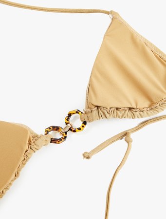 Aksesuar Detaylı Parlak Üçgen Bikini Üstü