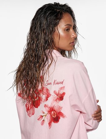 Koton X Sibil Çetinkaya - Pamuklu Uzun Kollu Arkası Hibiskus Çiçek Baskılı Oversize Plaj Gömleği