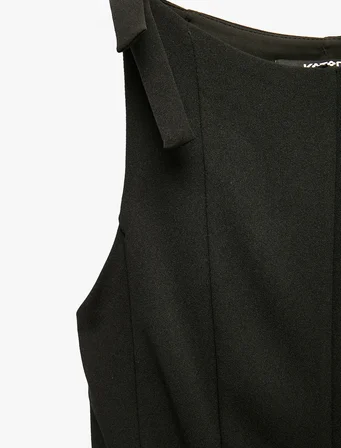 Krep Scuba Kumaş Fiyonk Detaylı Kayık Yaka Kolsuz Peplum Bluz