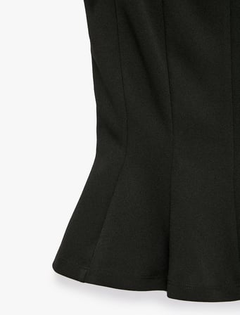 Krep Scuba Kumaş Fiyonk Detaylı Kayık Yaka Kolsuz Peplum Bluz