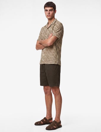 Regular Fit Düğmeli Kısa Kollu Dokulu Devrik Yaka Batik Desenli Gömlek