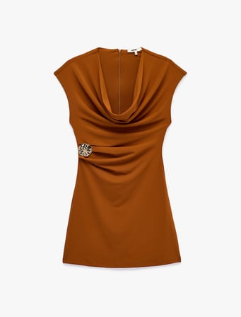 Slim Fit Kısa Kollu Metal Aksesuarlı Degaje Yaka Bodycon Mini Abiye Elbise