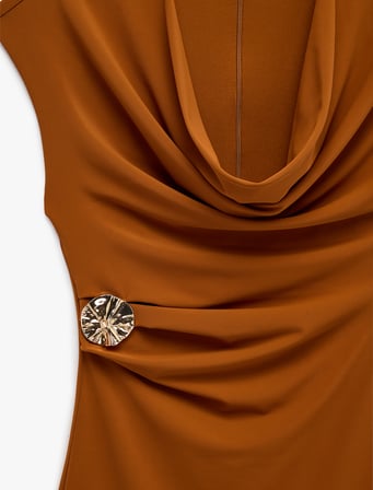 Slim Fit Kısa Kollu Metal Aksesuarlı Degaje Yaka Bodycon Mini Abiye Elbise
